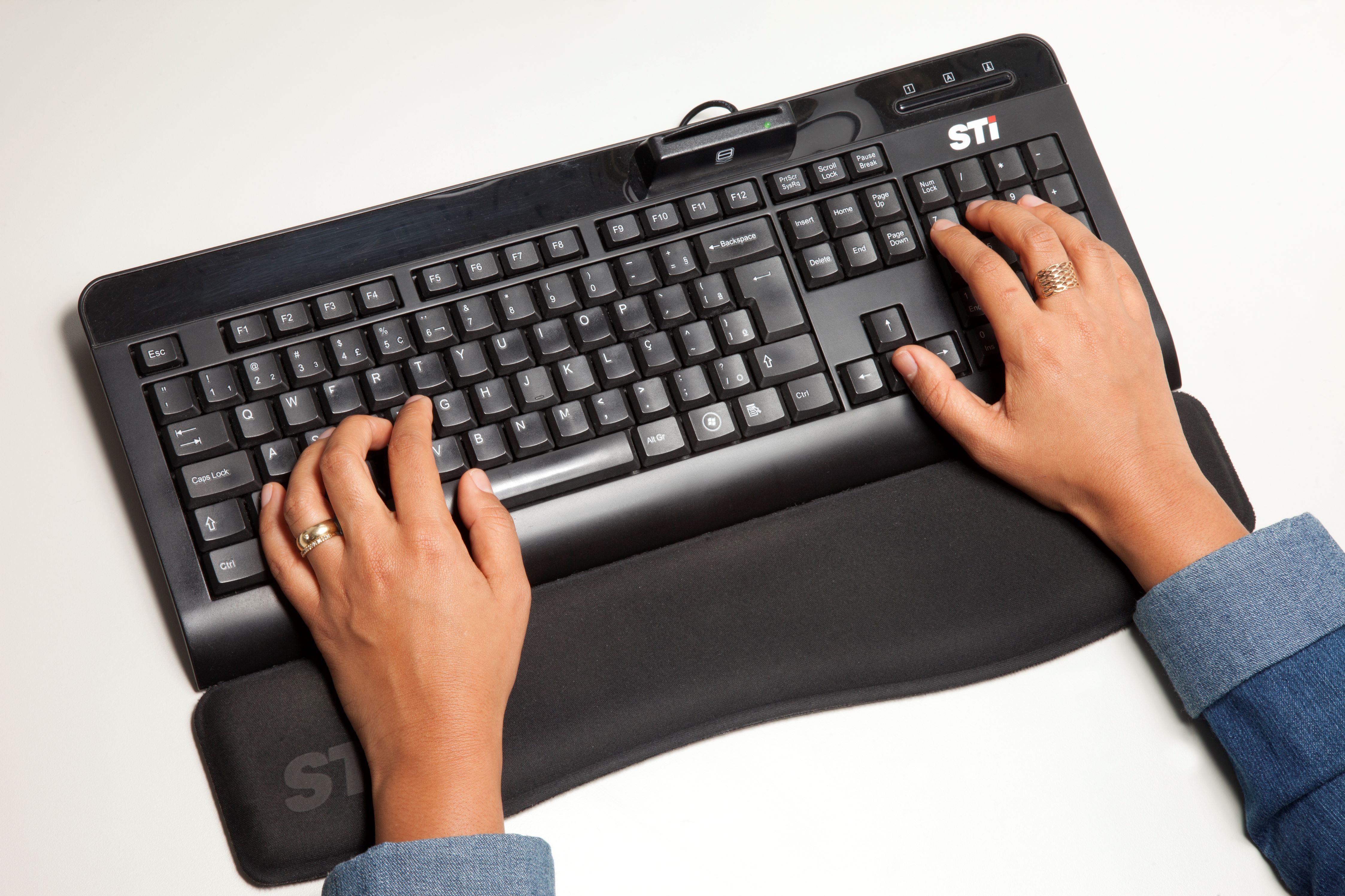 Mão digitando em teclado